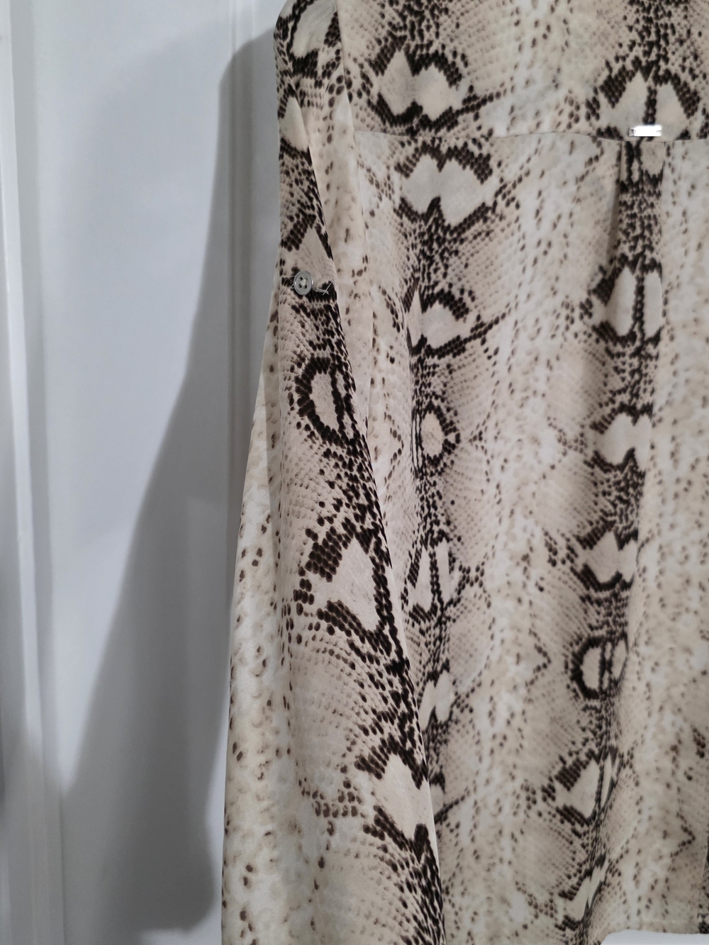 White House Black Market 100% Silk Snakeskin Print Blouse Size 4 - Picture 11 of 11